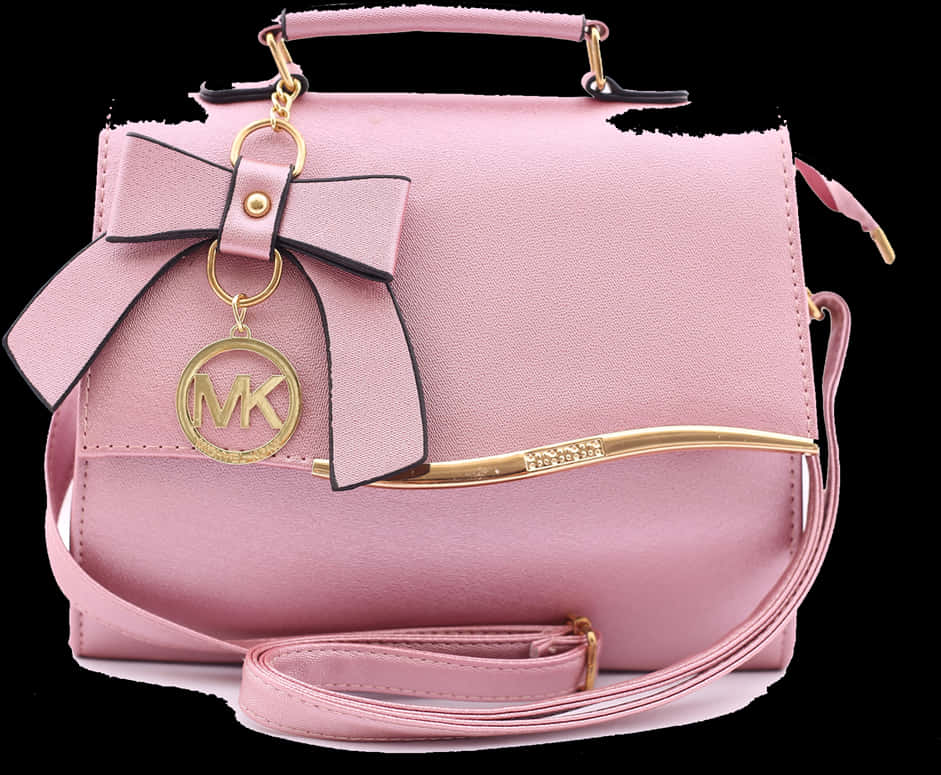 Michael Kors Logo 桌布 壁紙 — 一個時尚的粉紅色手提包，配有金色金屬配件和一個帶有MK標誌吊飾的大蝴蝶結。