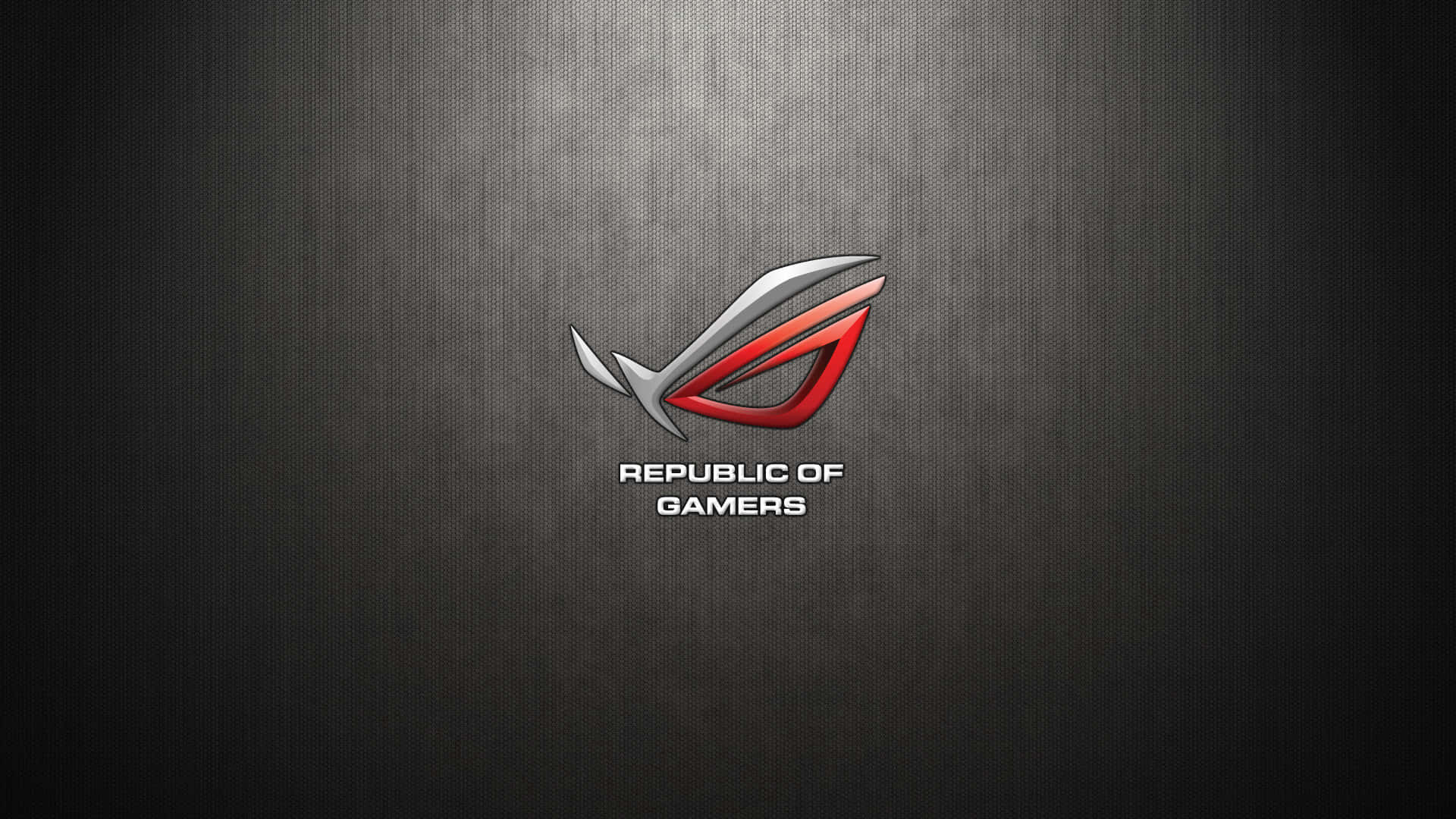 Rog 桌布 壁紙 — 一個時尚的紅色和銀色 ROG 標誌在深色紋理金屬背景上發光，帶有柔和聚光燈照明。