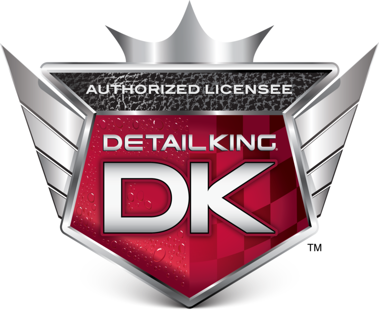 Company Logo 桌布 壁紙 — 一個時尚的紅銀盾牌標誌，頂部有皇冠，帶有「DETAILKING DK」和「AUTHORIZED LICENSEE」文字。
