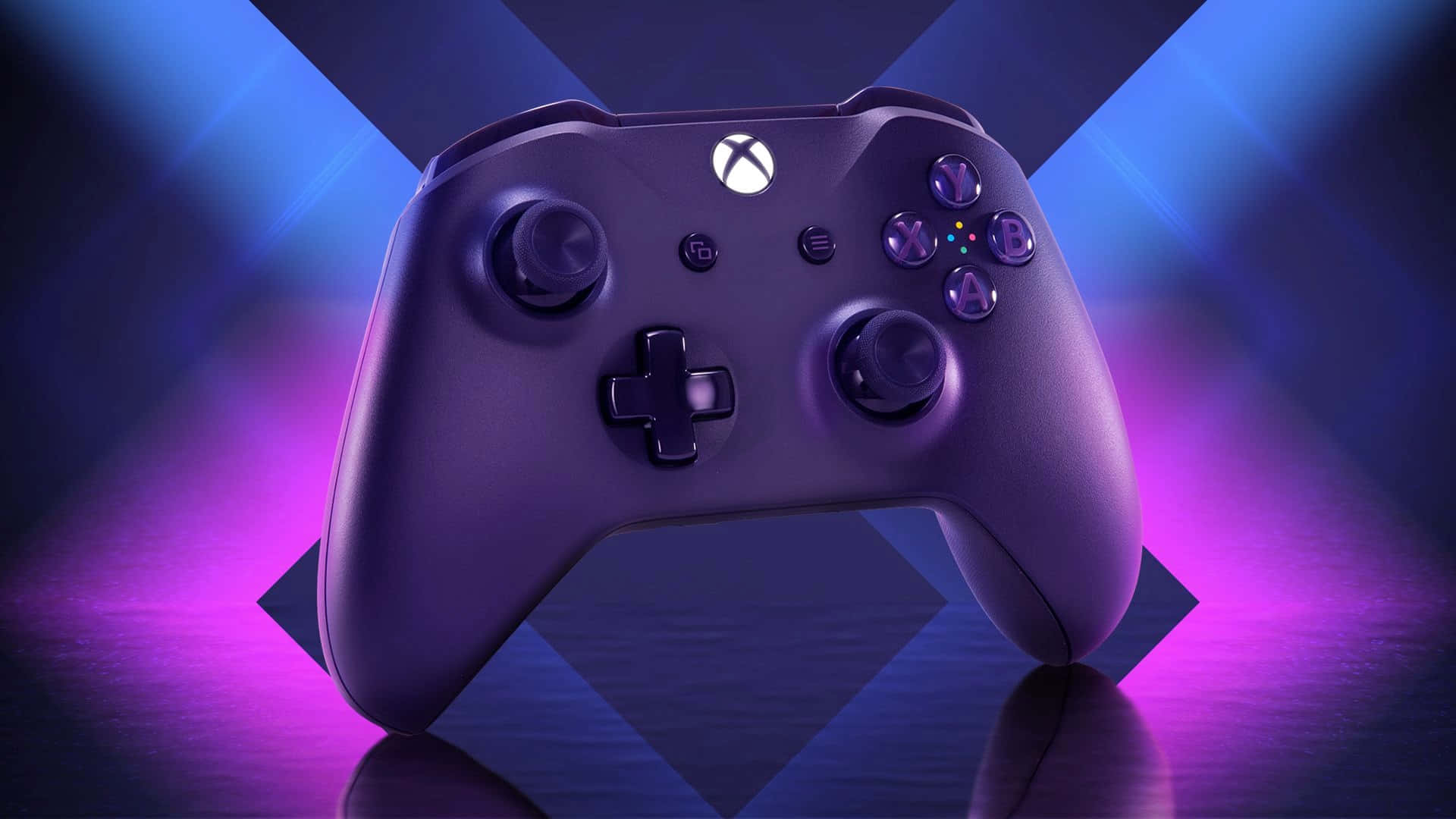 桌布 壁紙 — 一個時尚的紫色Xbox控制器在充滿活力的藍色和紫色霓虹燈下發光，背景為幾何圖案。