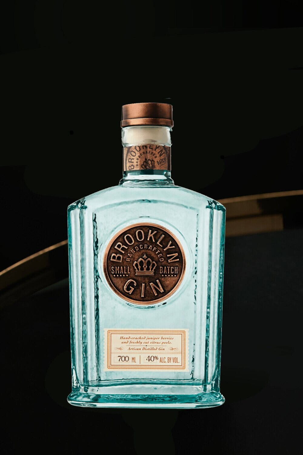 alcohol 桌布 壁紙 — 一個時尚的綠松石色琴酒瓶，配有銅蓋和標籤，在深色背景的攝影棚燈光下閃耀。