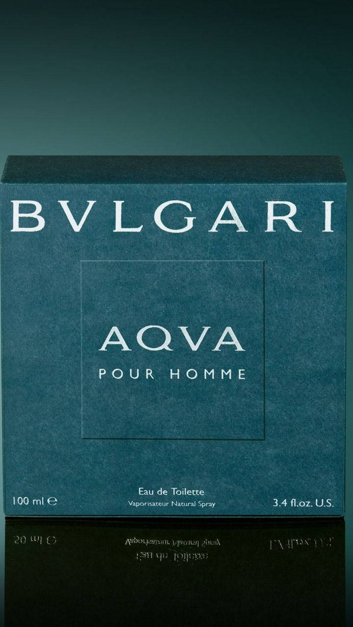 Bvlgari 桌布 壁紙 — 一個時尚的藍綠色Bvlgari Aqua Pour Homme香水盒，帶有銀色字樣，放置在匹配的漸變背景上。