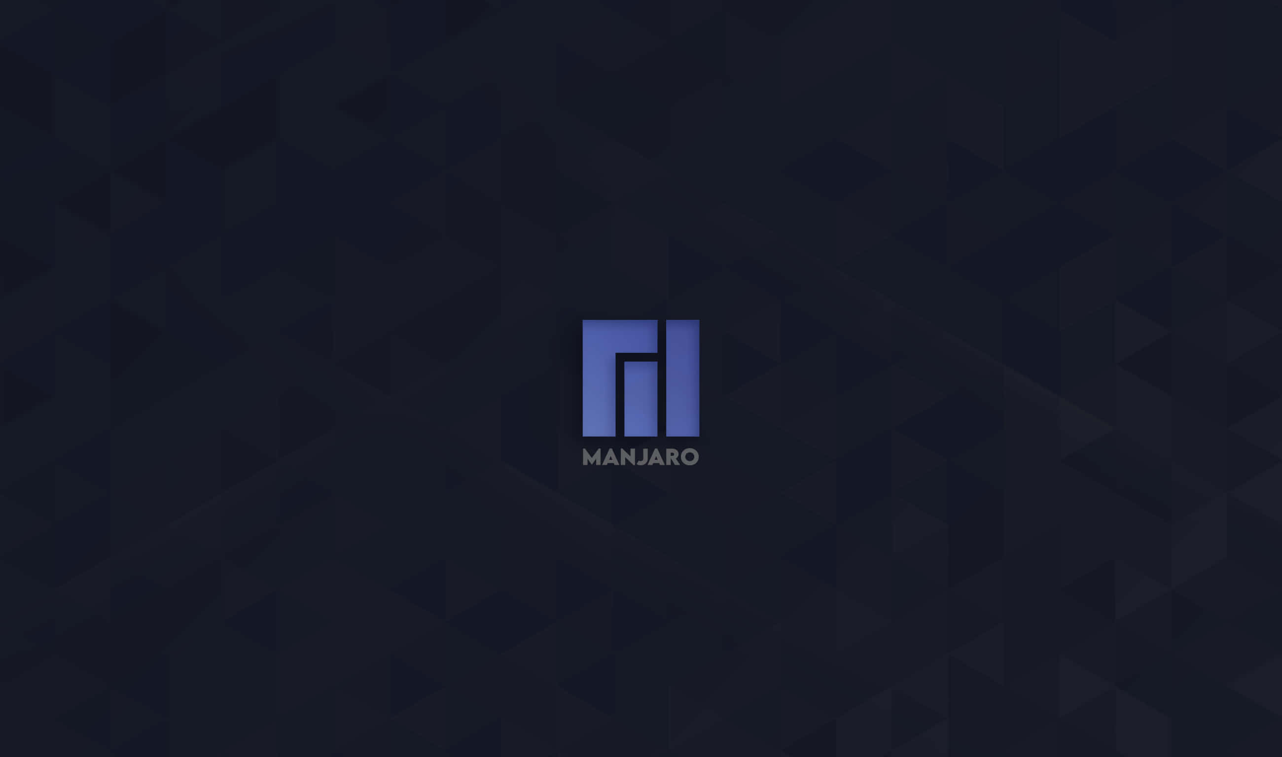 Manjaro 桌布 壁紙 — 一個時尚的藍色 Manjaro 標誌，居中於深色幾何三角形圖案背景上。