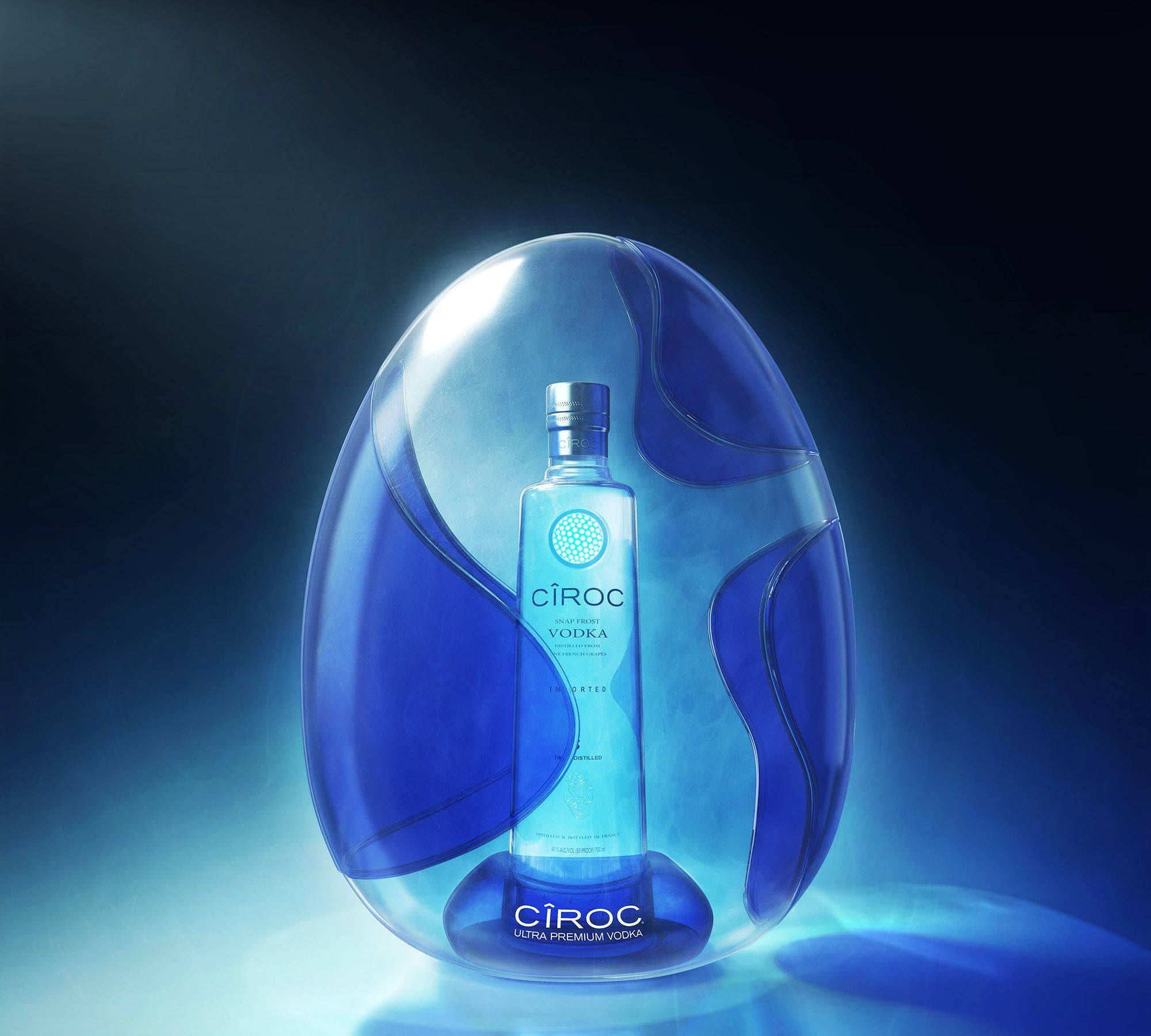 Drink 桌布 壁紙 — 一個時尚的藍色Ciroc伏特加酒瓶在深色漸變背景下的半透明藍色雕刻蛋內發光。