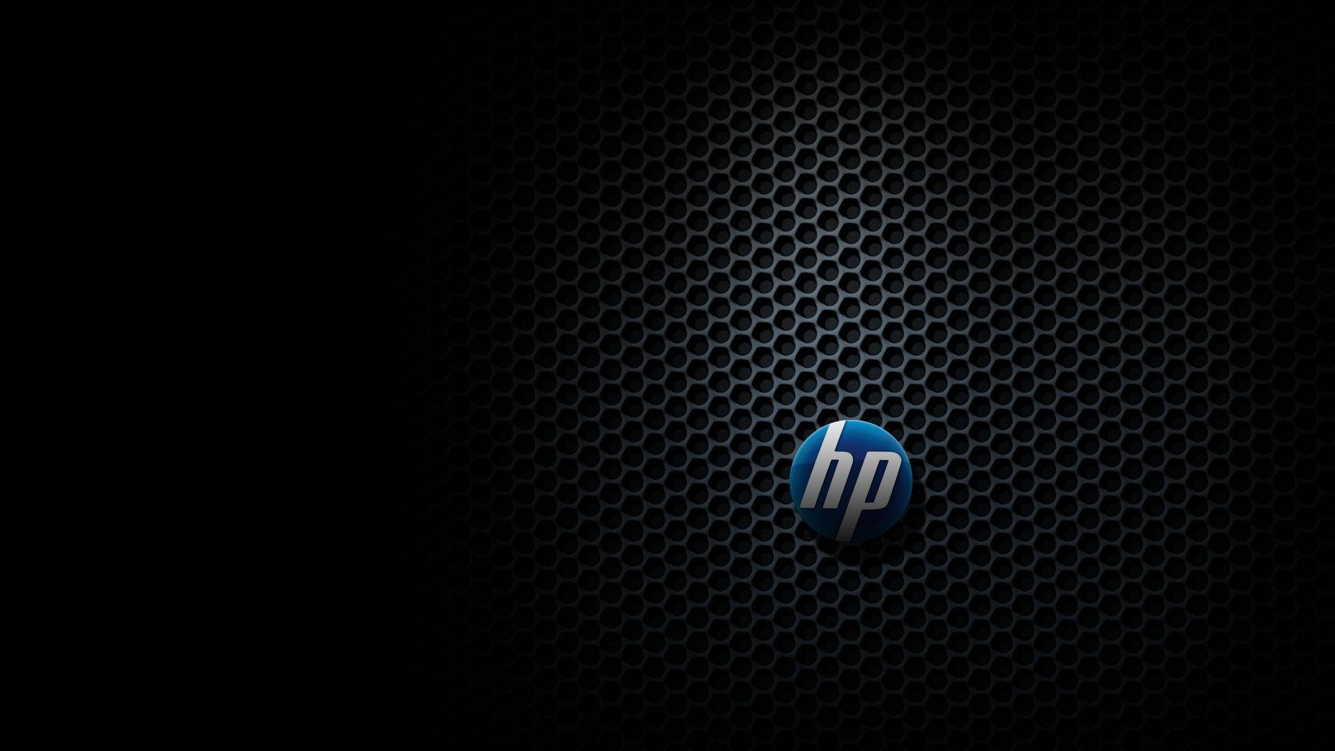 HP 桌布 壁紙 — 一個時尚的藍色HP標誌，居中在深色紋理六角形網格背景上，帶有微妙的燈光。