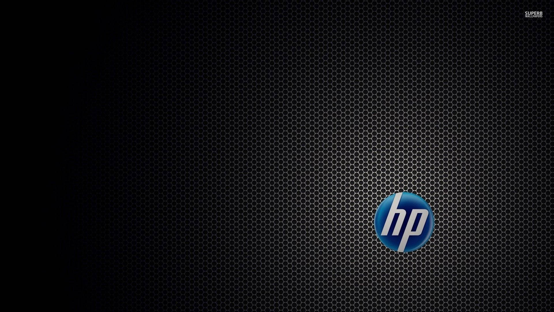 HP 桌布 壁紙 — 一個時尚的藍色HP標誌，居中於帶有漸變照明的深色六邊形網格背景上。