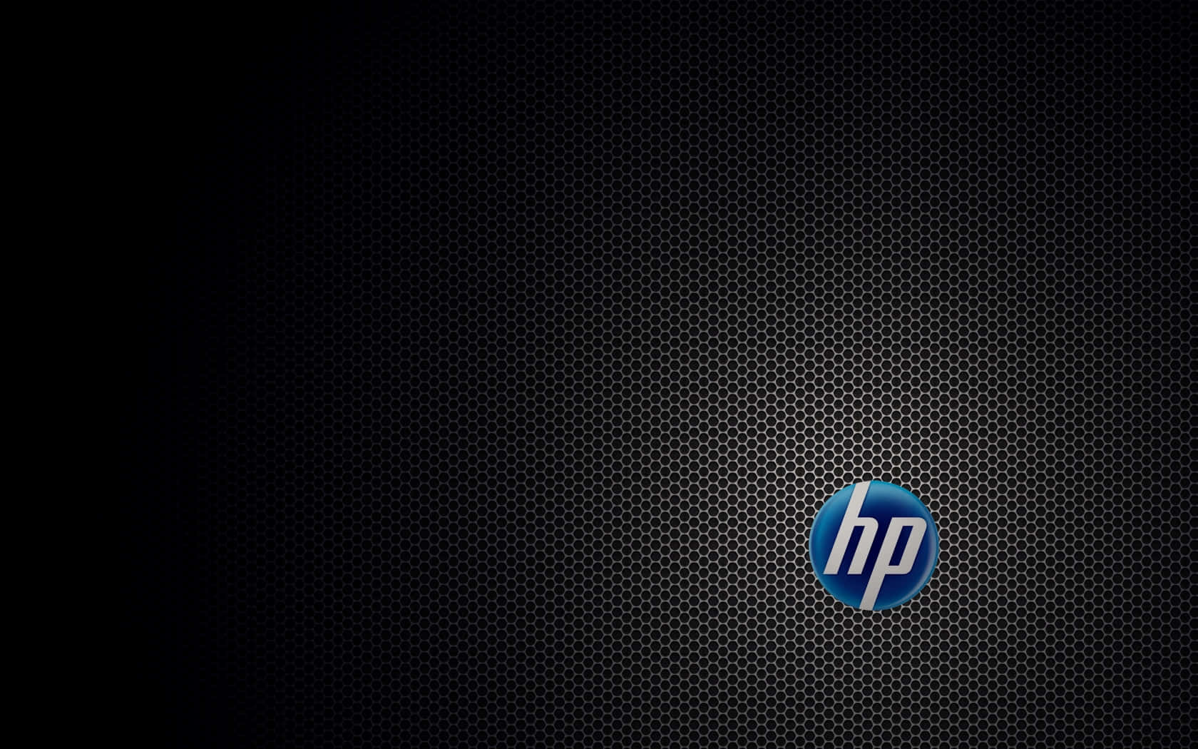 HP 桌布 壁紙 — 一個時尚的藍色HP標誌居中在深色金屬六角網格背景上。