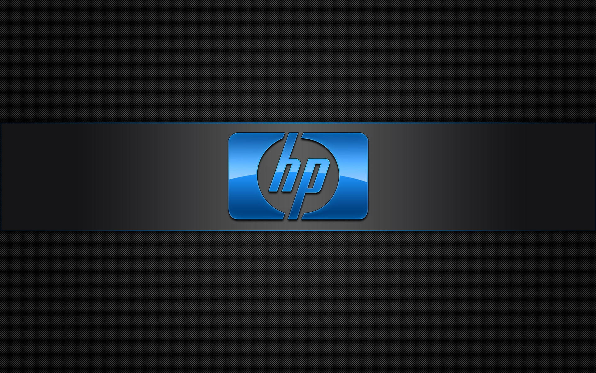 Hp Laptop 桌布 壁紙 — 一個時尚的藍色HP標誌居中於深色紋理橫幅上，背景為黑色。