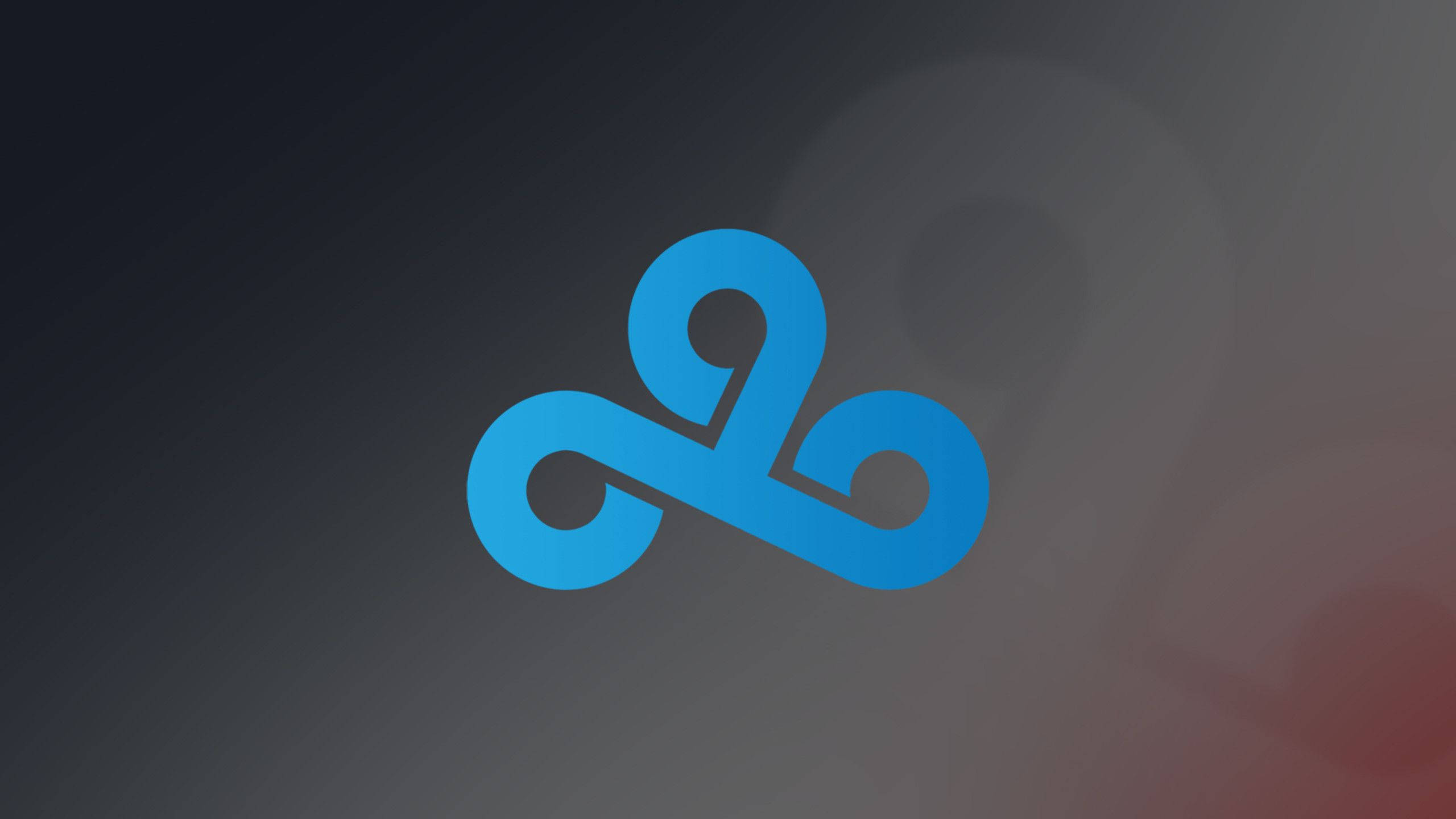 Cloud9 桌布 壁紙 — 一個時尚的藍色抽象標誌，帶有流暢的曲線，居中放置在帶有微妙紅色和灰色色調的深色漸變背景上。