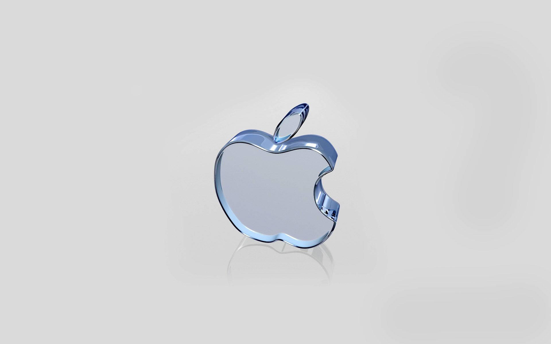 蘋果 桌布 壁紙 — 一個時尚的藍色玻璃Apple標誌，帶有咬痕和莖，居中放置在柔和的灰色背景上，帶有微妙的反射。