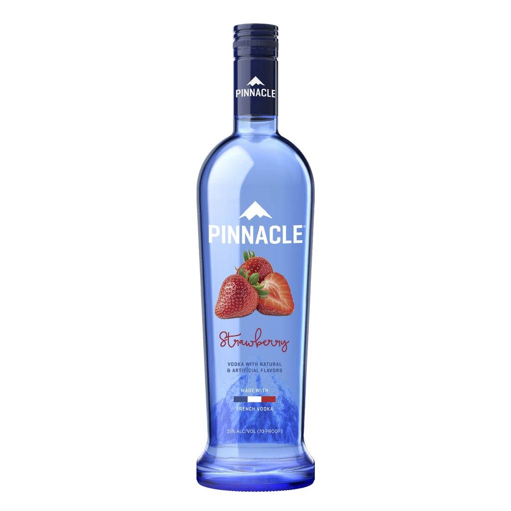 bottle 桌布 壁紙 — 一個時尚的藍色瓶子，裝有Pinnacle Strawberry伏特加，標籤上有新鮮草莓，背景為白色。