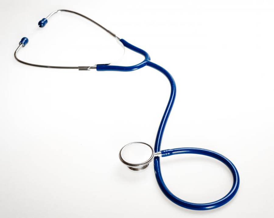 Stethoscope 桌布 壁紙 — 一個時尚的藍色聽診器，帶有銀色點綴，盤繞在純白色背景上。