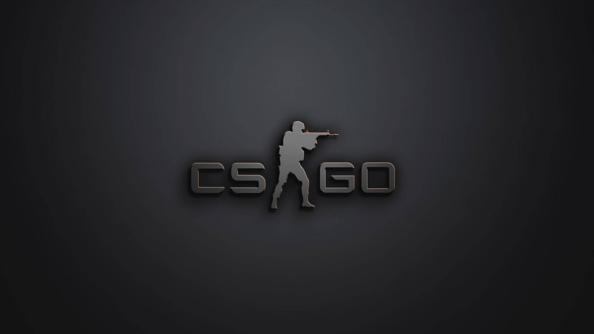 Csgo 桌布 壁紙 — 一個時尚的金屬CS GO標誌，中央有一個持步槍的士兵剪影，位於深色漸變背景上。