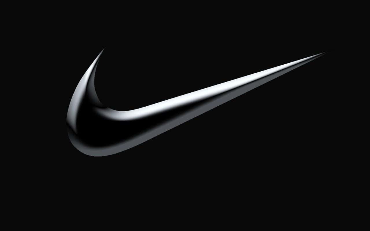 桌布 壁紙 — 一個時尚的金屬Nike勾號標誌在純黑色背景上閃耀，帶有銳利的高光和深邃的陰影。