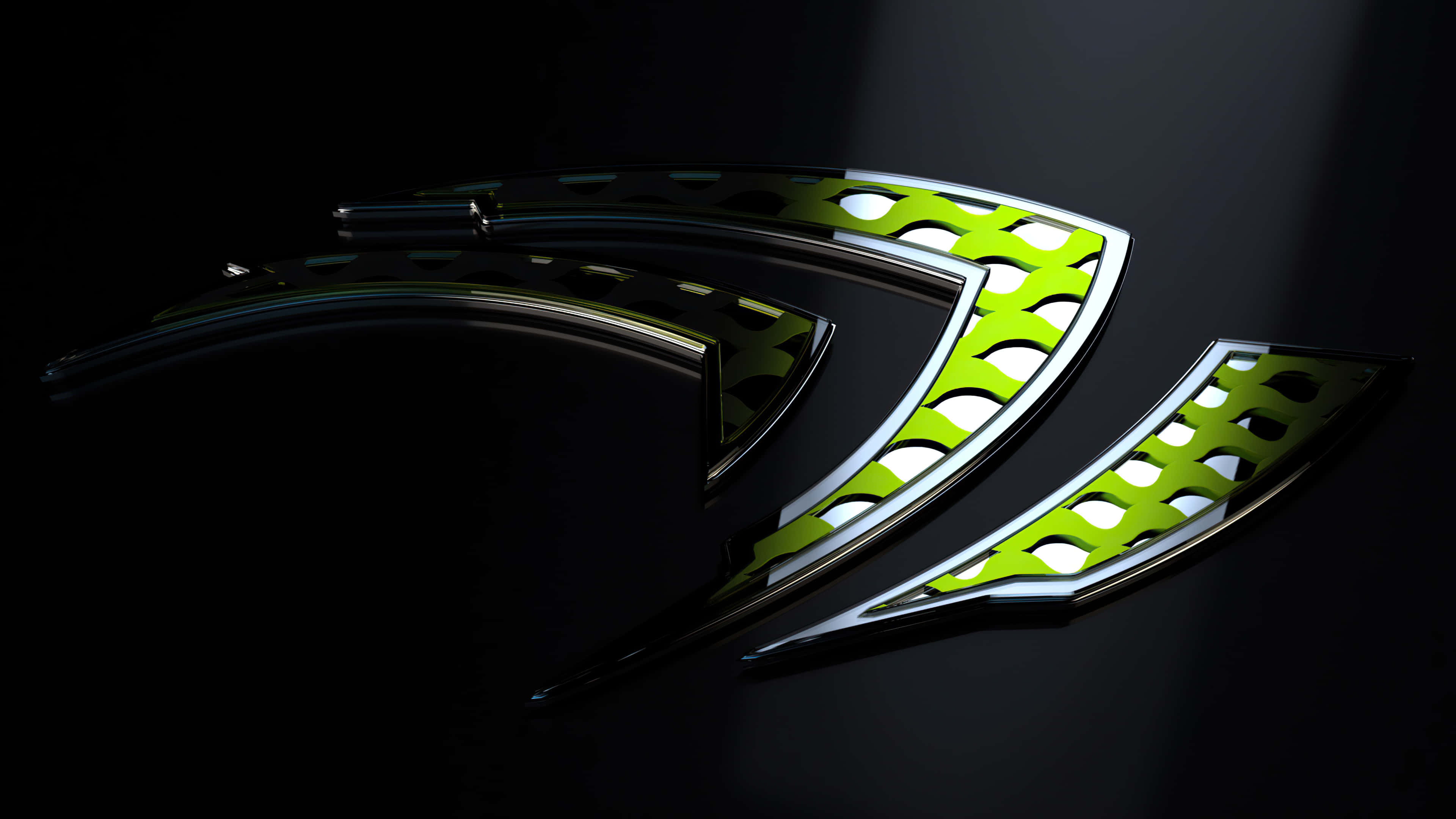 nvidia 桌布 壁紙 — 一個時尚的金屬NVIDIA標誌，帶有鮮豔的綠色點綴，在黑暗背景下於戲劇性燈光下發光。