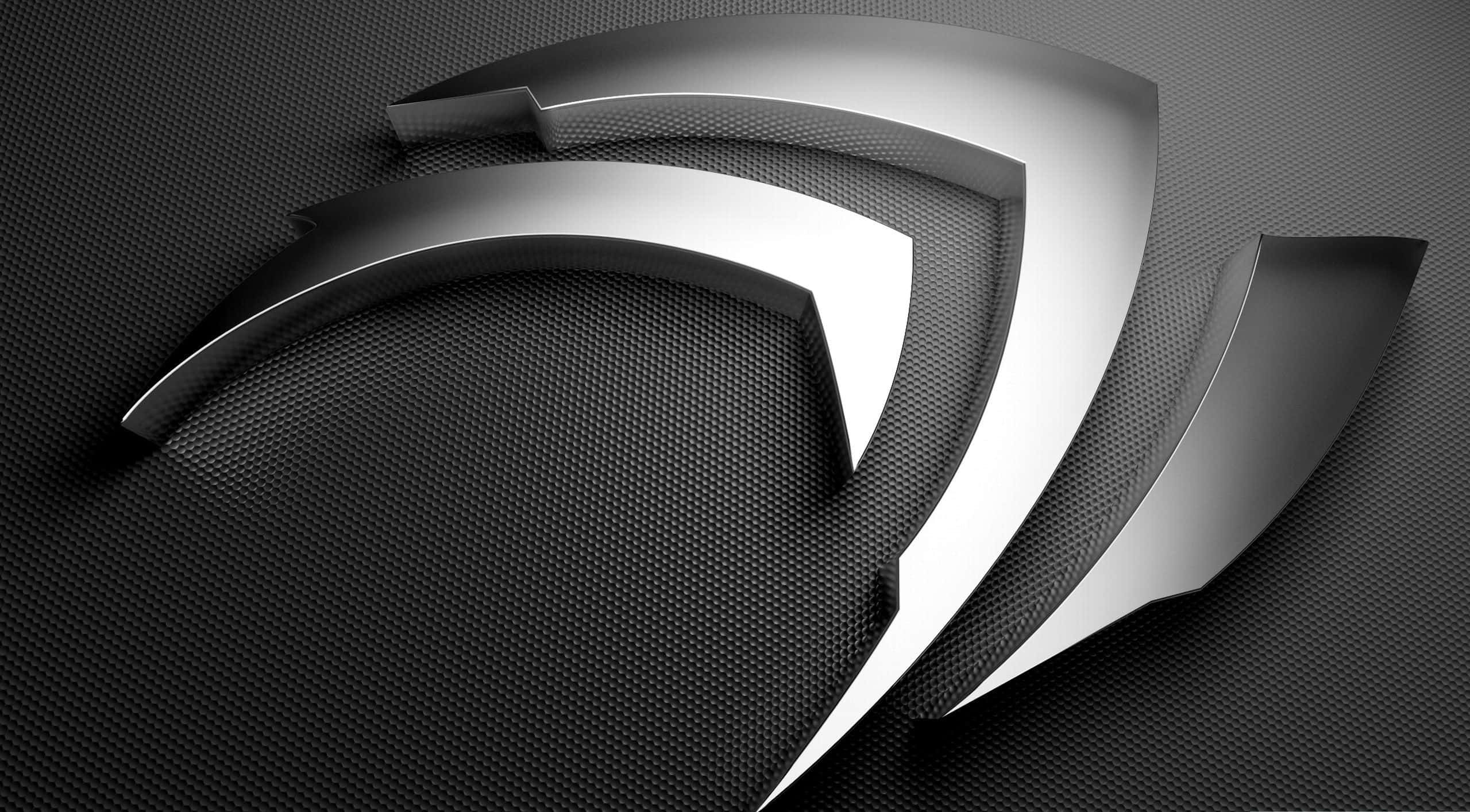Black And Silver 桌布 壁紙 — 一個時尚的金屬NVIDIA標誌，具有銳利的曲線和反光表面，置於深色碳纖維背景上。