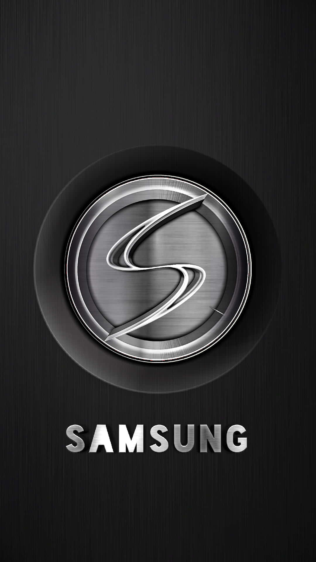 Galaxy S 桌布 壁紙 — 一個時尚的金屬三星標誌，居中放置在帶有微妙燈光效果的拉絲黑色背景上。