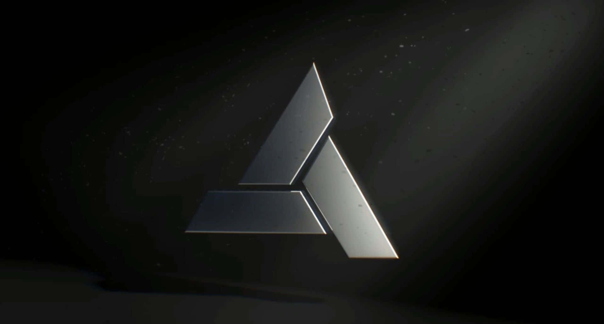 Abstergo 桌布 壁紙 — 一個時尚的金屬三角形標誌在帶有微妙星場粒子的黑暗宇宙背景中發光。