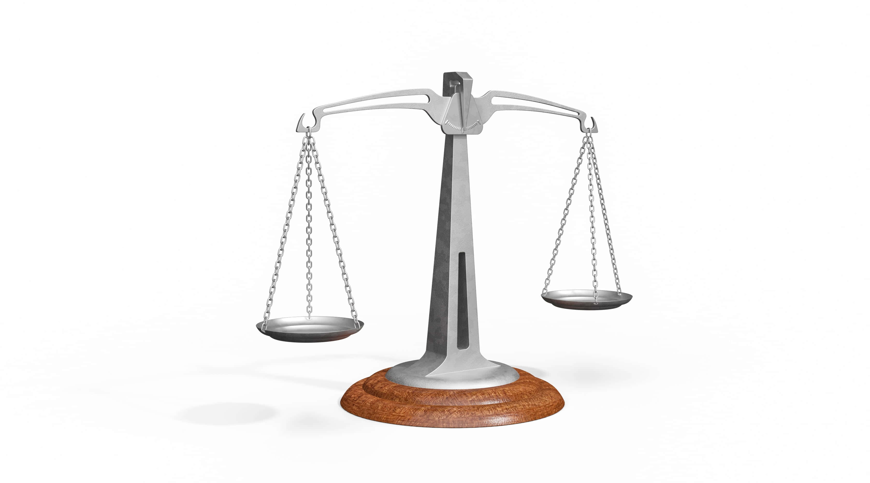 Egalitarian 桌布 壁紙 — 一個時尚的金屬正義天平，帶有空盤，放置在木製底座上，背景是乾淨的白色。