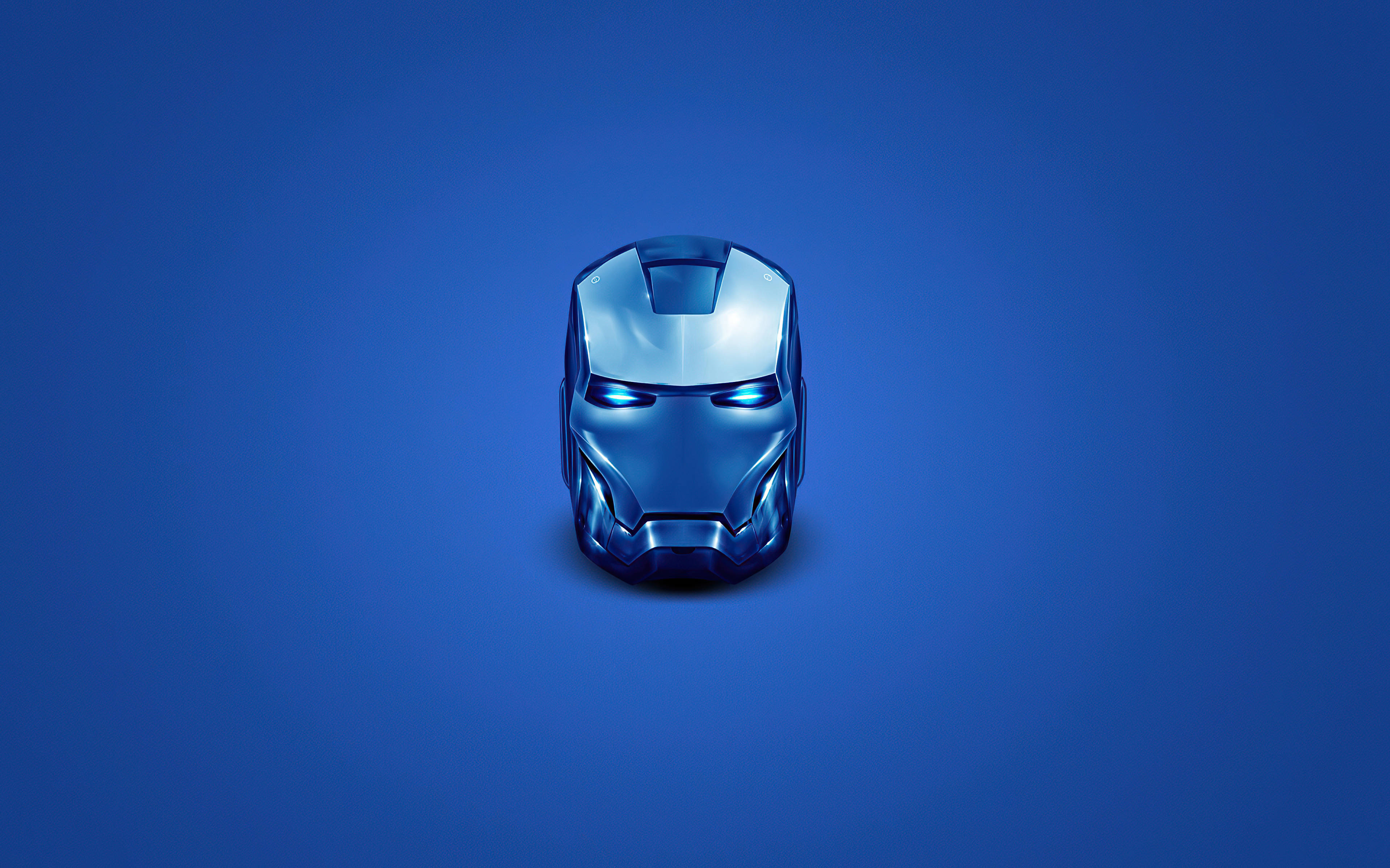 Iron Man Logo 桌布 壁紙 — 一個時尚的金屬鋼鐵人頭盔，帶有發光的藍色眼睛，置於純藍色漸變背景中央。
