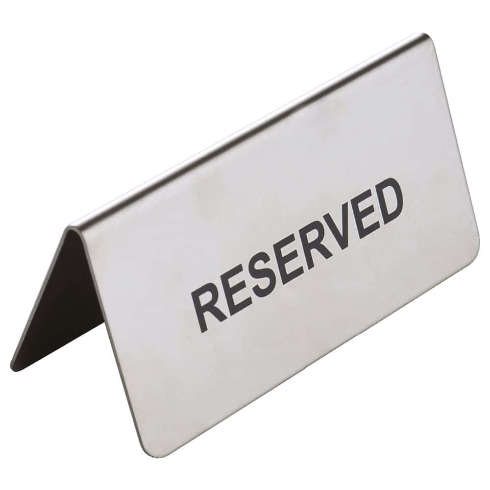 Reserved 桌布 壁紙 — 一個時尚的金屬預訂標誌在乾淨的白色背景上直立，光線銳利。