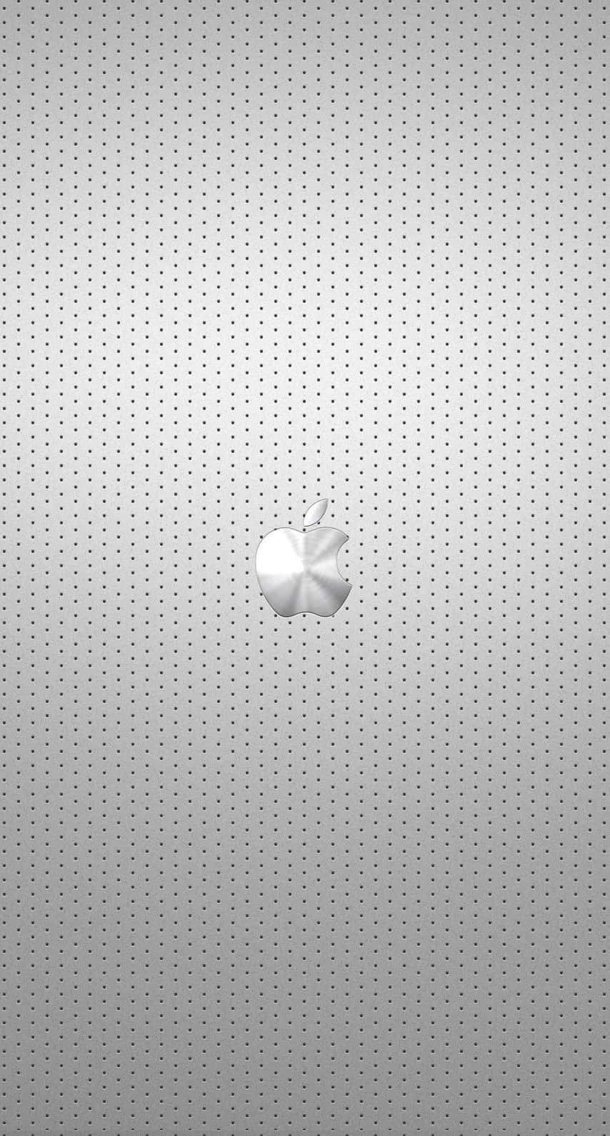 Silver Aesthetic iPhone 桌布 壁紙 — 一個時尚的銀色 Apple 標誌，置中於帶有穿孔的金屬灰色背景上，並帶有微妙的漸變照明。
