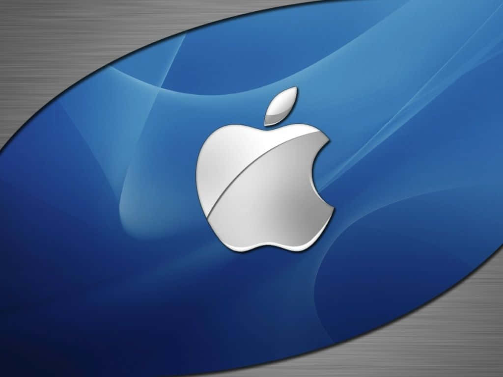 藍色 桌布 壁紙 — 一個時尚的銀色 Apple 標誌，位於光澤藍色漸變橢圓形中央，背景為拉絲金屬。