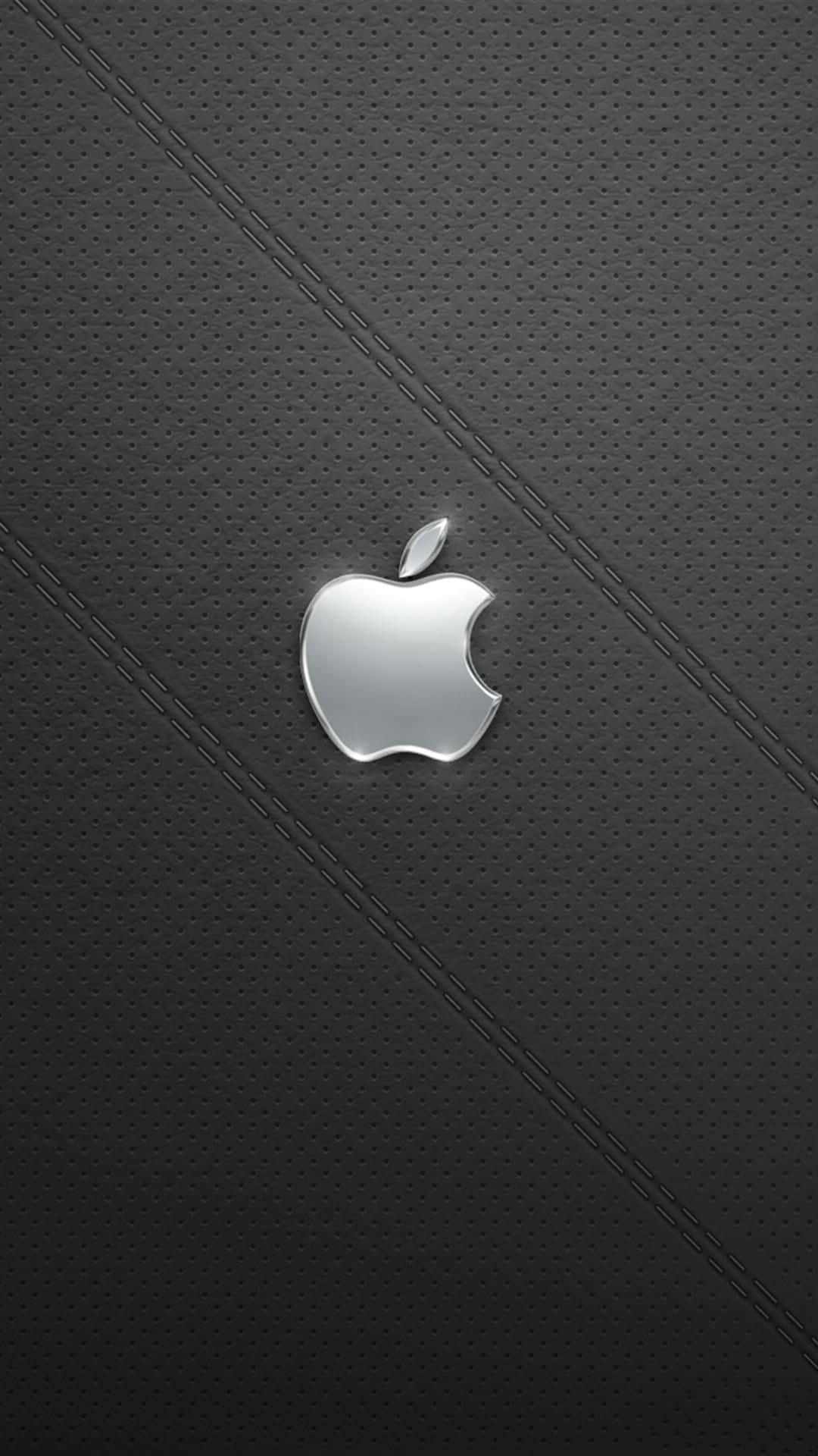 iPhone X Apple Logo 桌布 壁紙 — 一個時尚的銀色 Apple 標誌放置在帶有對角線縫線的紋理黑色皮革表面上。