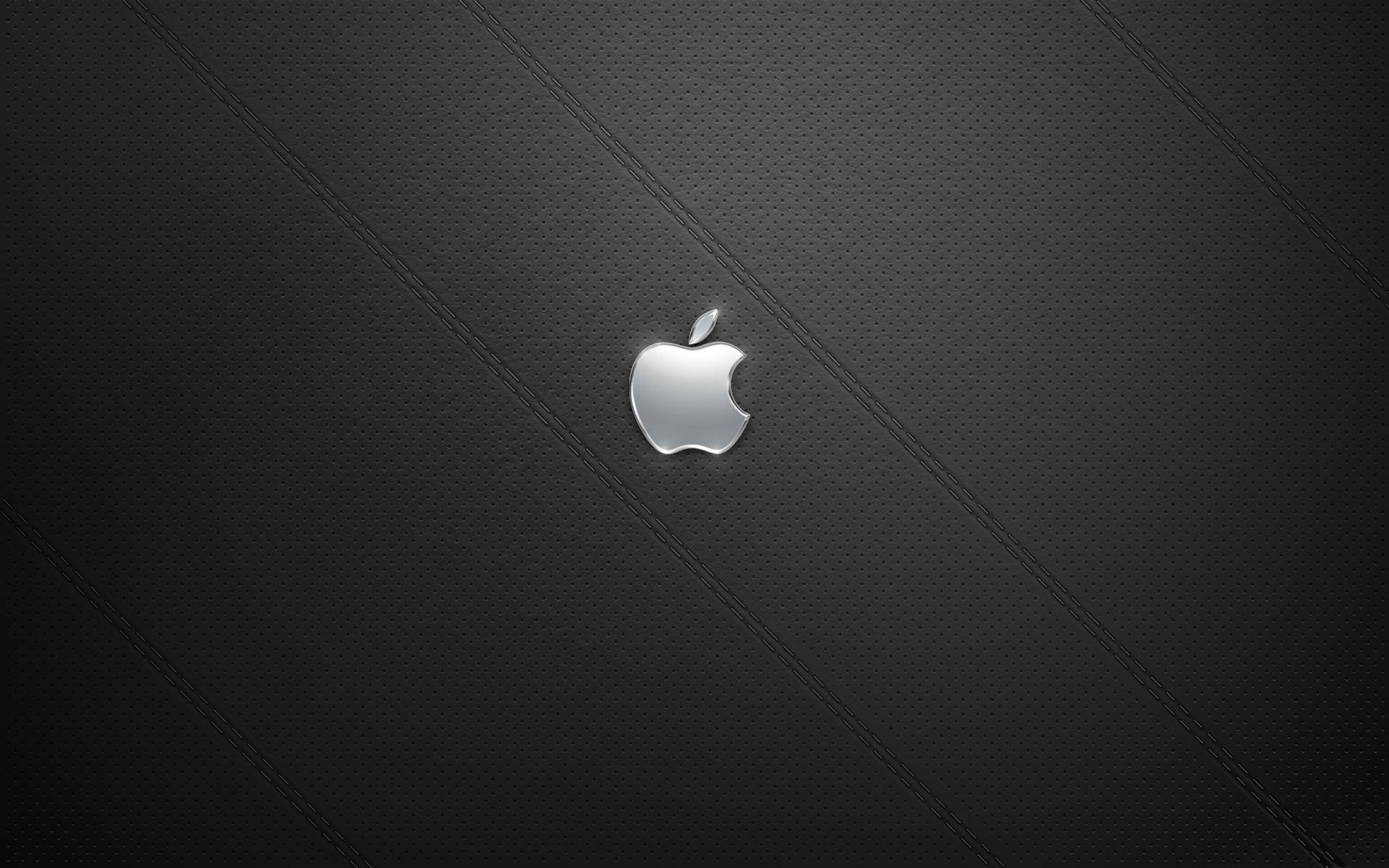 桌布 壁紙 — 一個時尚的銀色 Apple 標誌居中放置在帶有對角線縫線的紋理黑色皮革表面上。