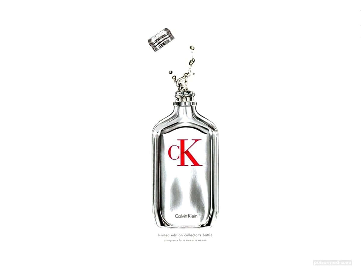 卡文克萊 桌布 壁紙 — 一個時尚的銀色 Calvin Klein 香水瓶，帶有紅色 CK 標誌作為瓶蓋飛走，液體向上飛濺，背景為純白色。