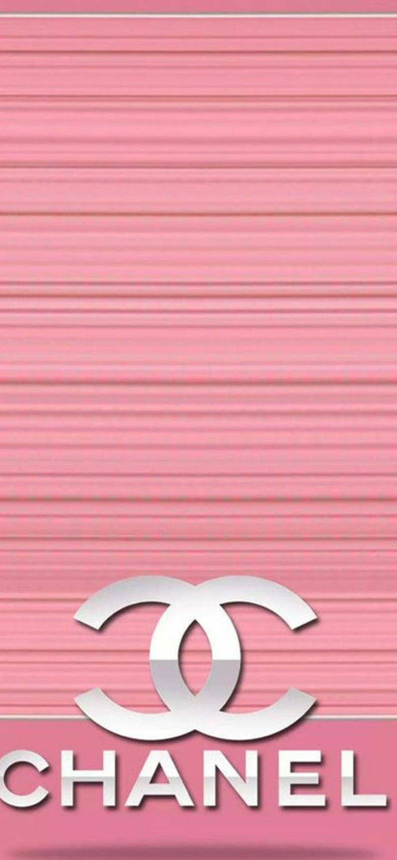 Pink Chanel Logo 桌布 壁紙 — 一個時尚的銀色 Chanel 標誌居中於帶有水平條紋的漸變粉紅色背景上。