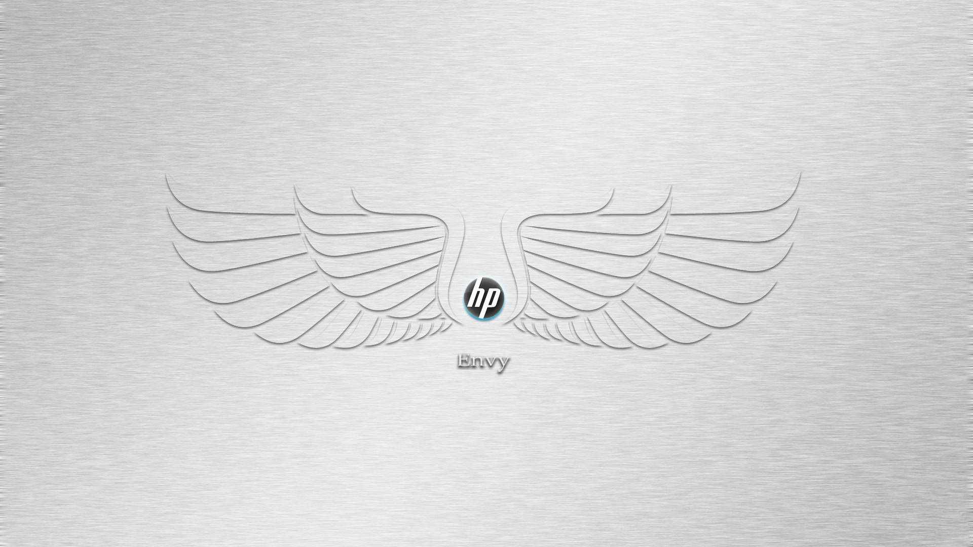 Hp Laptop 桌布 壁紙 — 一個時尚的銀色 HP Envy 標誌，帶有風格化的翅膀，壓印在拉絲金屬紋理上。