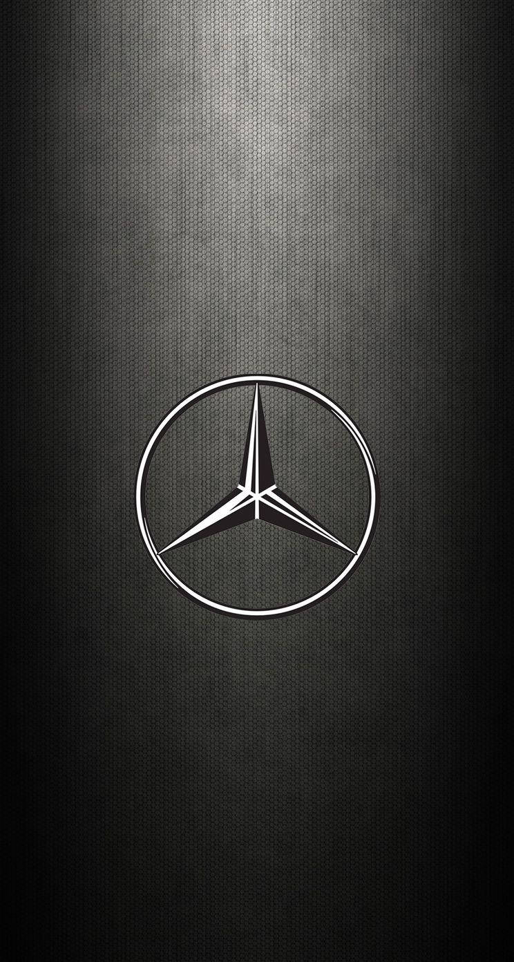 AMG iPhone 桌布 壁紙 — 一個時尚的銀色 Mercedes-Benz 標誌在帶有紋理的深灰色背景上閃耀，伴隨著微妙的光線。