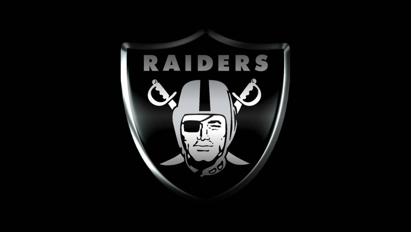 突襲者 桌布 壁紙 — 一個時尚的銀色 Raiders 標誌，帶有頭盔臉和交叉劍，在黑色背景上發光。