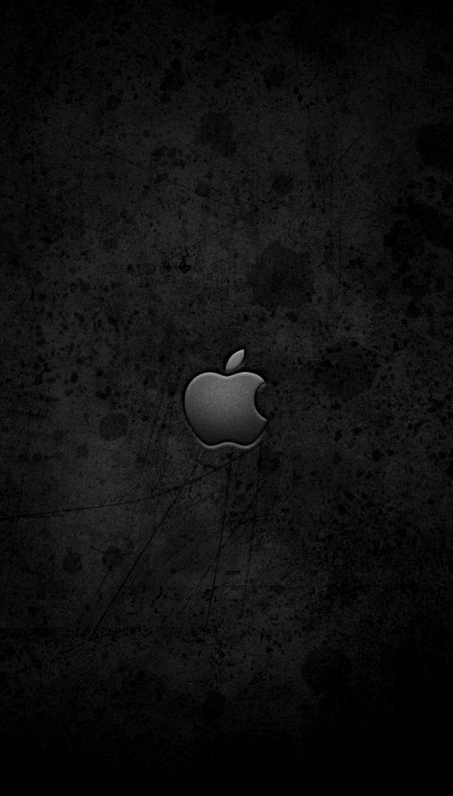 iPhone 桌布 壁紙 — 一個時尚的銀色Apple標誌，居中放置在帶有刮痕和斑點的粗糙深色紋理背景上。