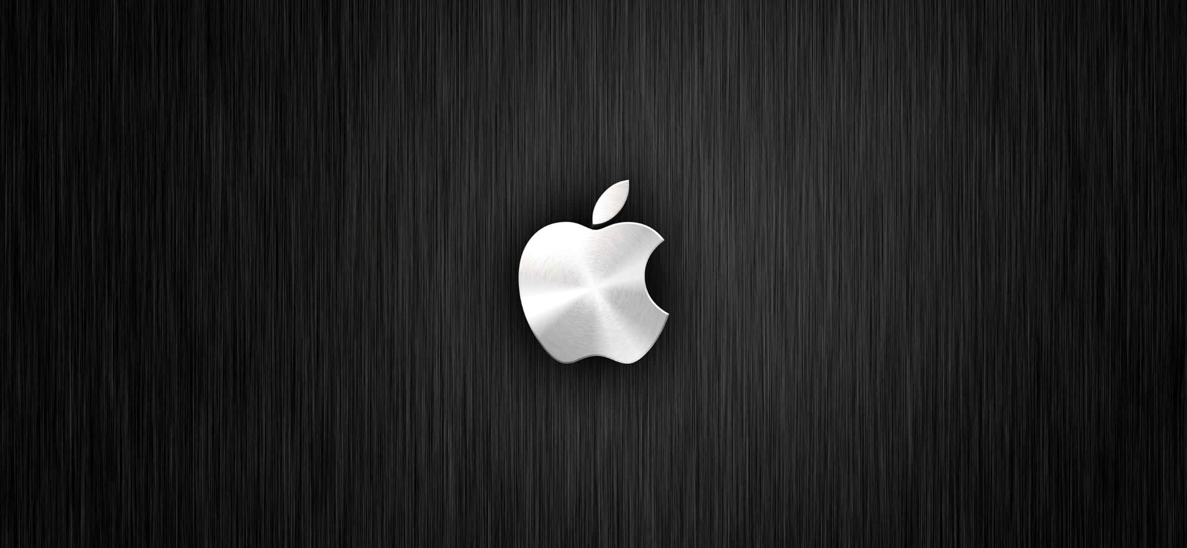 2340x1080 桌布 壁紙 — 一個時尚的銀色Apple標誌，居中在帶有垂直紋理的深色拉絲金屬背景上。