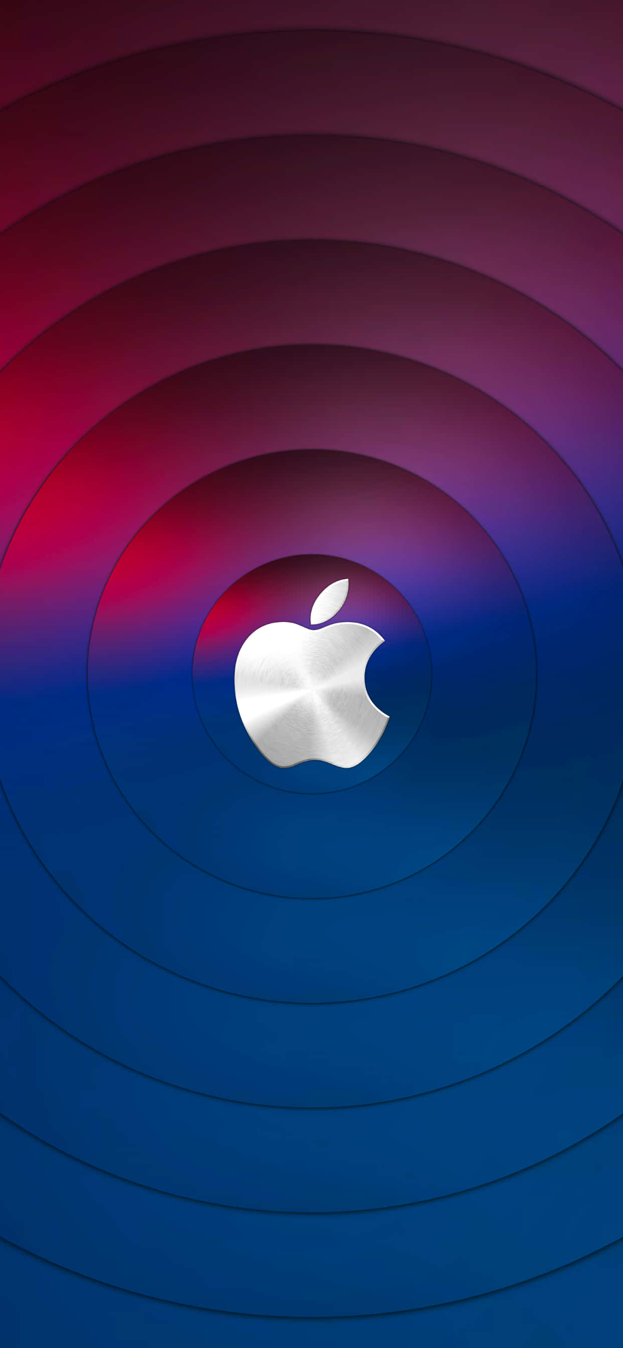 iPhone 13 桌布 壁紙 — 一個時尚的銀色Apple標誌，居中於從深紅色過渡到鮮豔藍色的同心圓環上。
