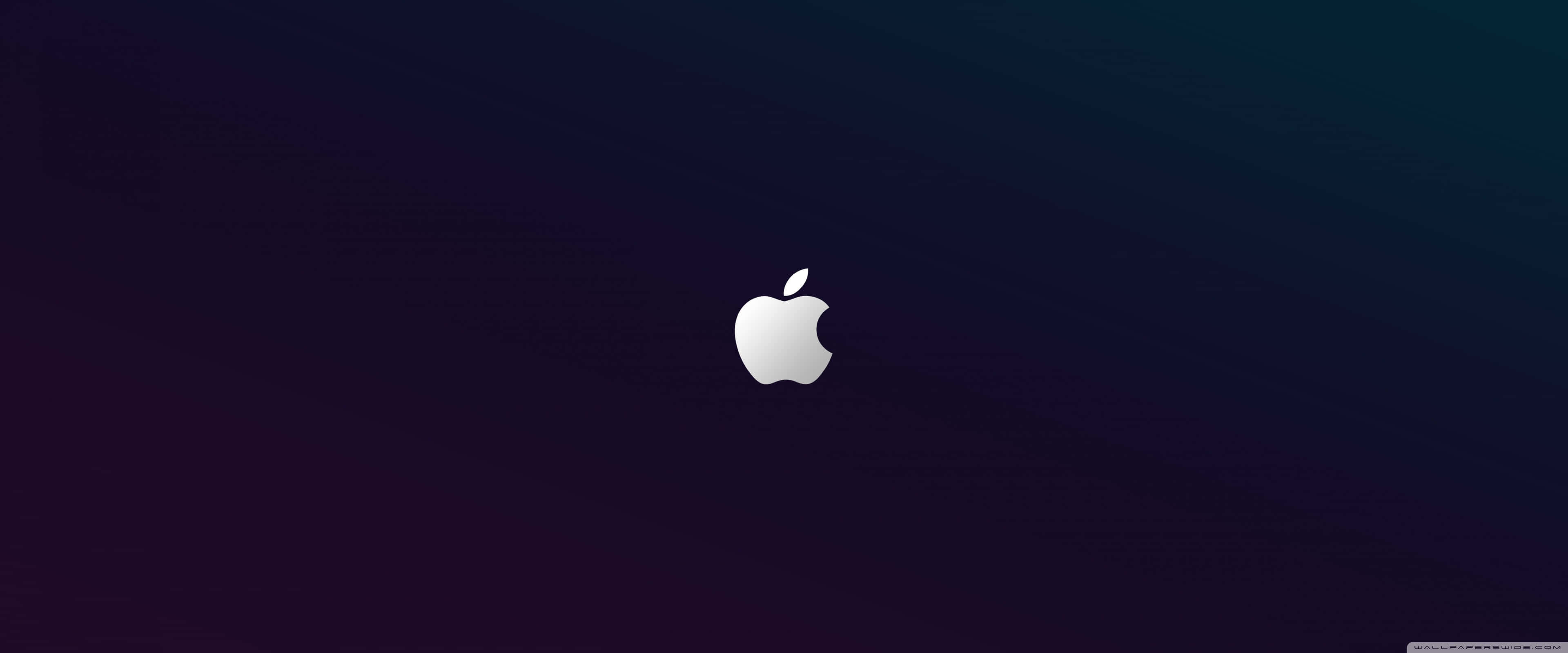Apple 3840x1600 桌布 壁紙 — 一個時尚的銀色Apple標誌，居中於深紫色到藍綠色的漸變背景上。