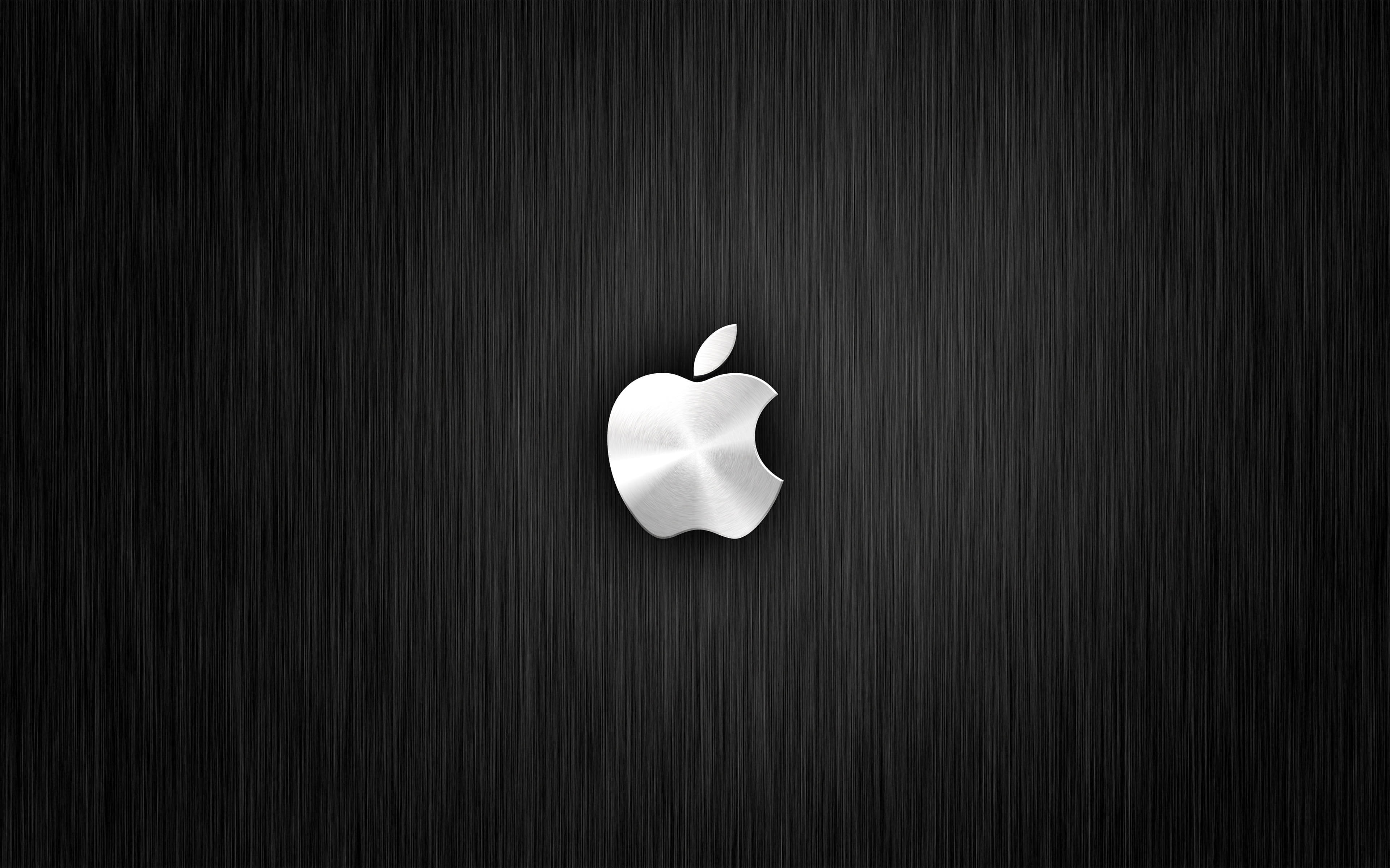 金屬質感 桌布 壁紙 — 一個時尚的銀色Apple標誌，居中於帶有垂直紋理的黑色拉絲金屬背景上。