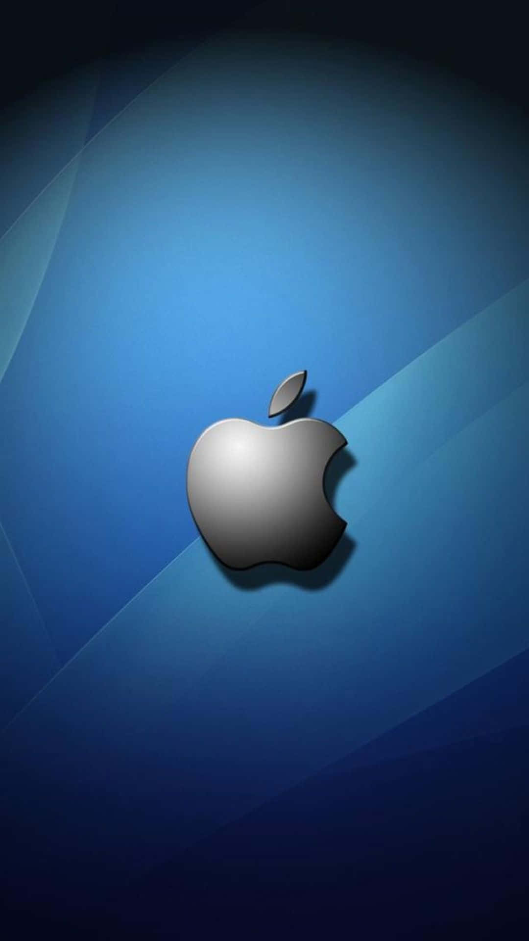 iPhone 7 桌布 壁紙 — 一個時尚的銀色Apple標誌，居中在帶有對角光線條紋的漸變藍色背景上。