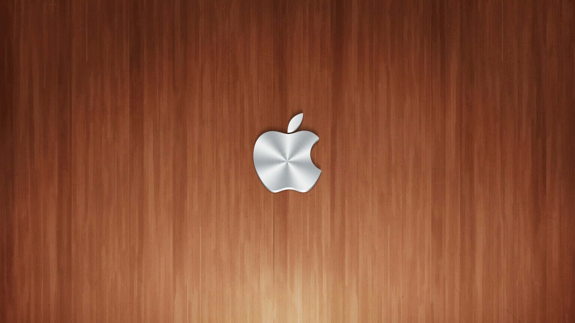 1920x1080 Apple 桌布 壁紙 — 一個時尚的銀色Apple標誌，居中放置在帶有垂直紋理的溫暖棕色木質表面上。