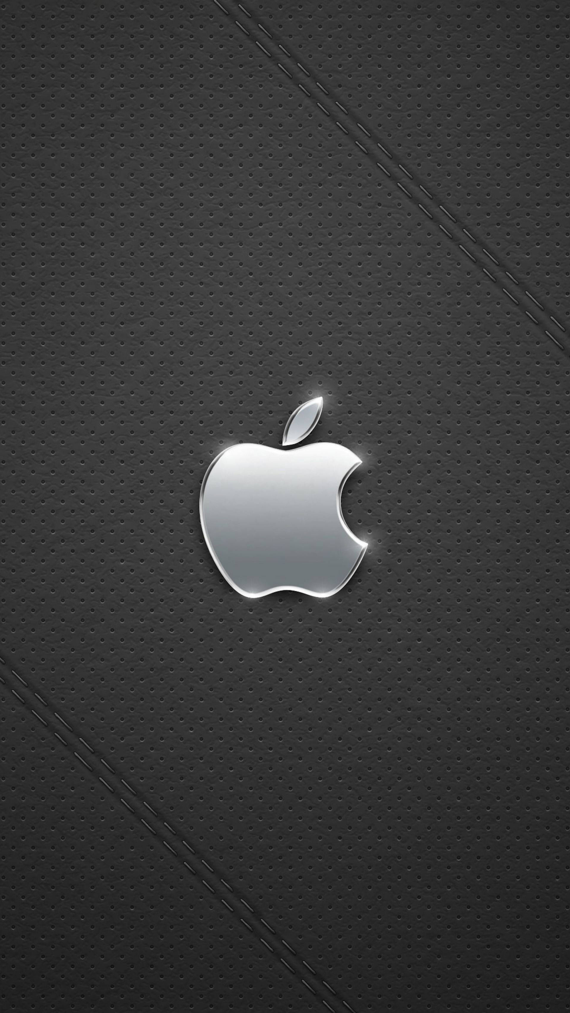 黑色 iPhone 桌布 桌布 壁紙 — 一個時尚的銀色Apple標誌在帶有對角線縫線的紋理黑色皮革背景上閃耀。