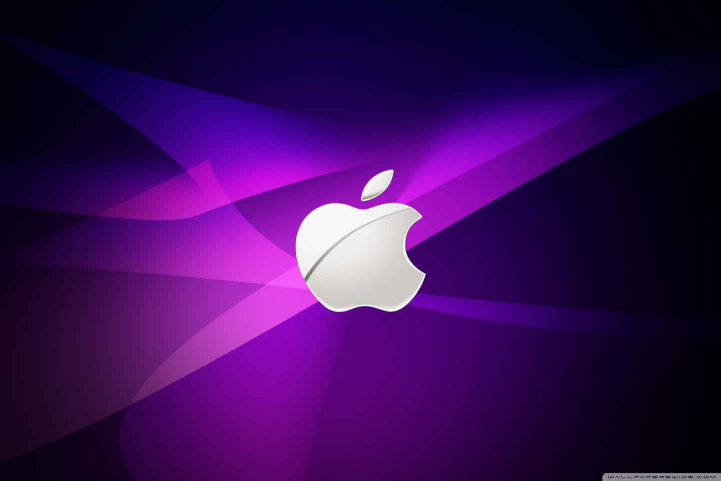 蘋果 桌布 壁紙 — 一個時尚的銀色Apple標誌在帶有光線條紋的紫色和黑色抽象背景上發光。