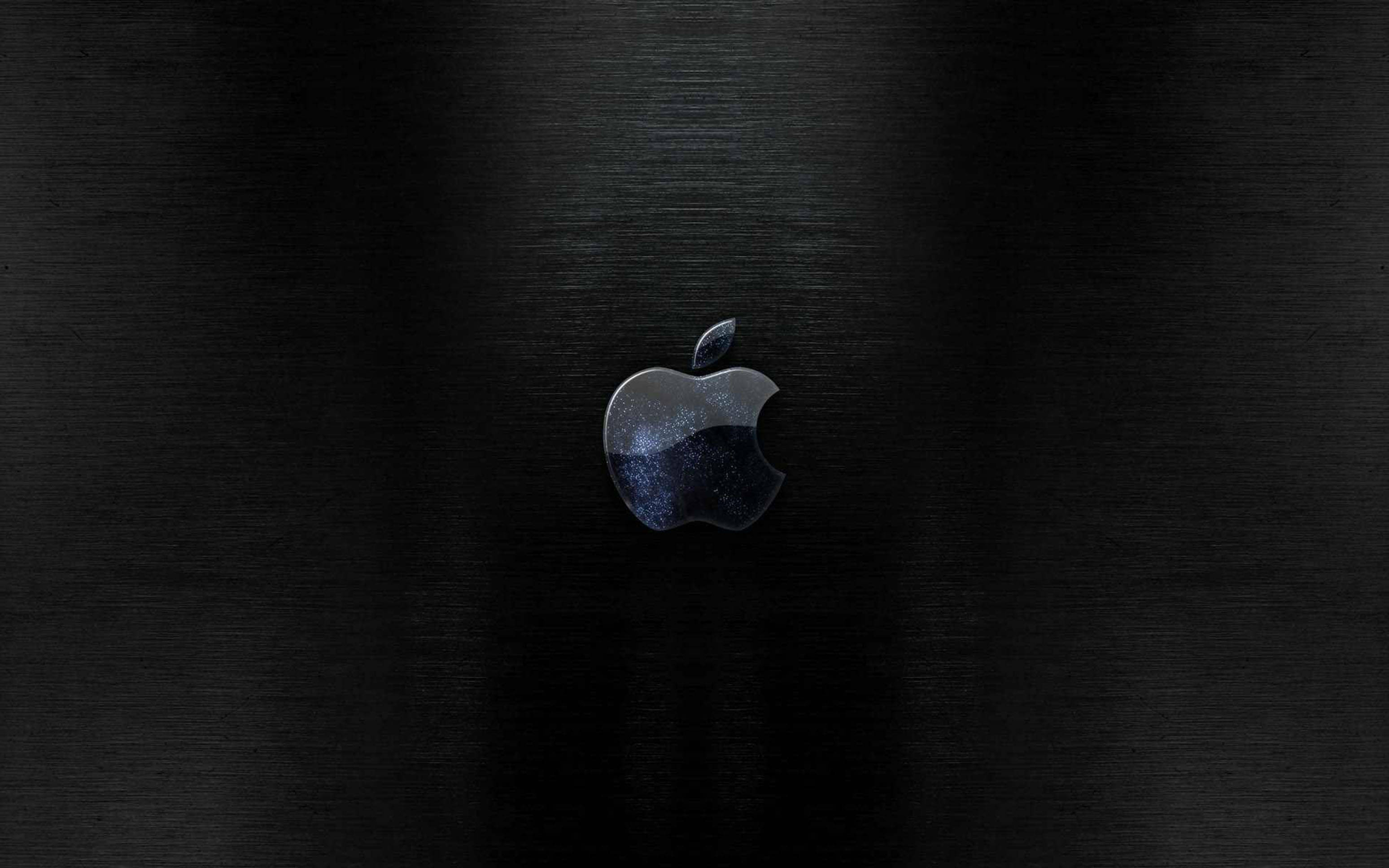 黑色高畫質桌布 桌布 壁紙 — 一個時尚的銀色Apple標誌在拉絲黑色金屬背景上微妙地閃耀。