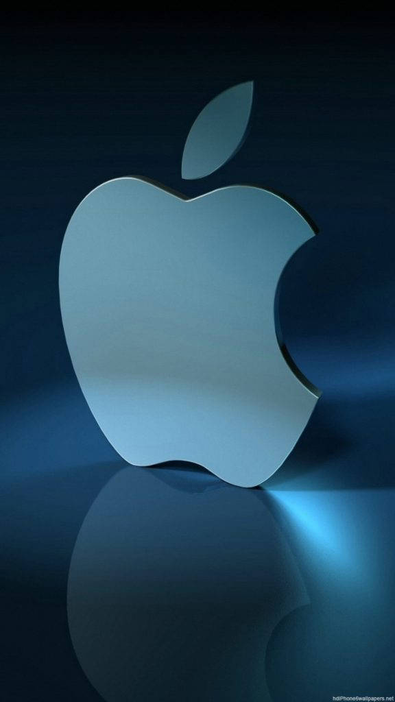 black apple iPhone 桌布 壁紙 — 一個時尚的銀色Apple標誌在深藍色漸變背景上發光，下方有反射表面。