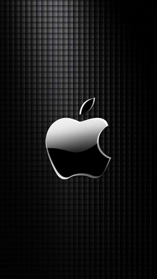 蘋果 桌布 壁紙 — 一個時尚的銀色Apple標誌在深色紋理網格背景上閃耀。