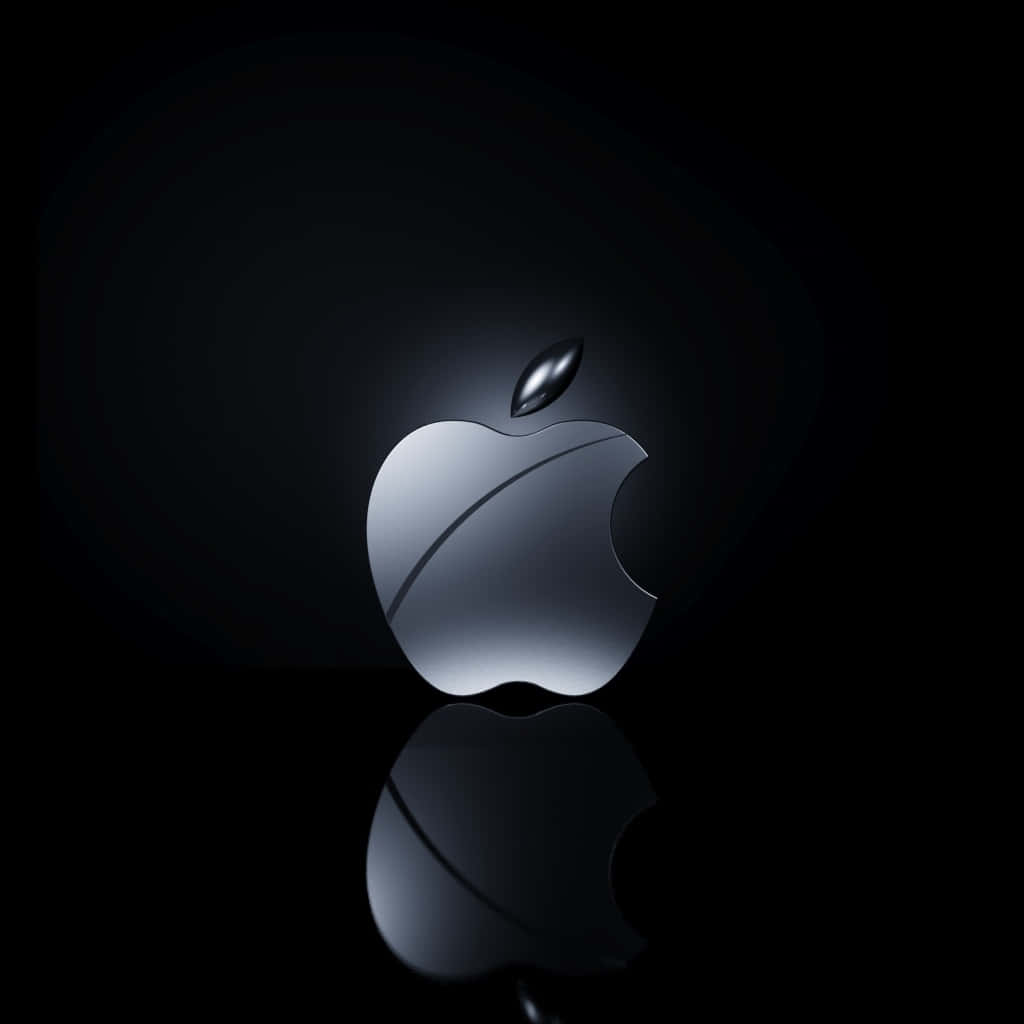 Apple iPad Pro 桌布 壁紙 — 一個時尚的銀色Apple標誌在黑色背景上發光，下方有微妙的倒影。