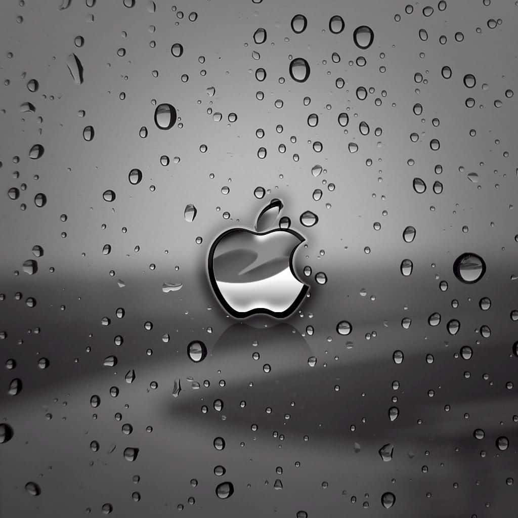 Cute iPad 桌布 壁紙 — 一個時尚的銀色Apple標誌在黑暗玻璃表面的雨滴下閃爍，反射出陰沉的灰色天空。