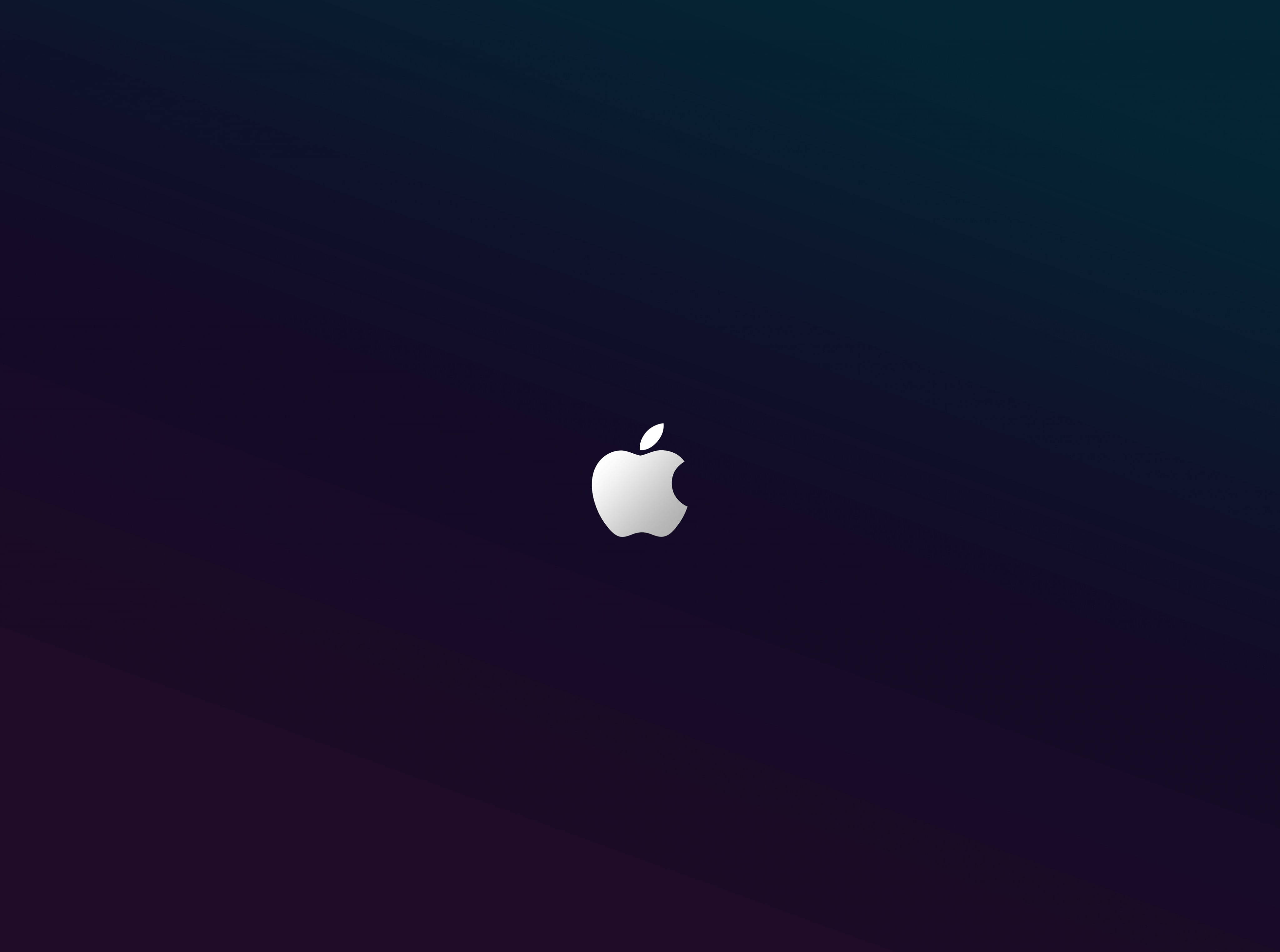 Apple 4K Ultra HD 桌布 壁紙 — 一個時尚的銀色Apple標誌居中於深藍到紫色的漸變背景上，帶有微妙的對角線條紋。