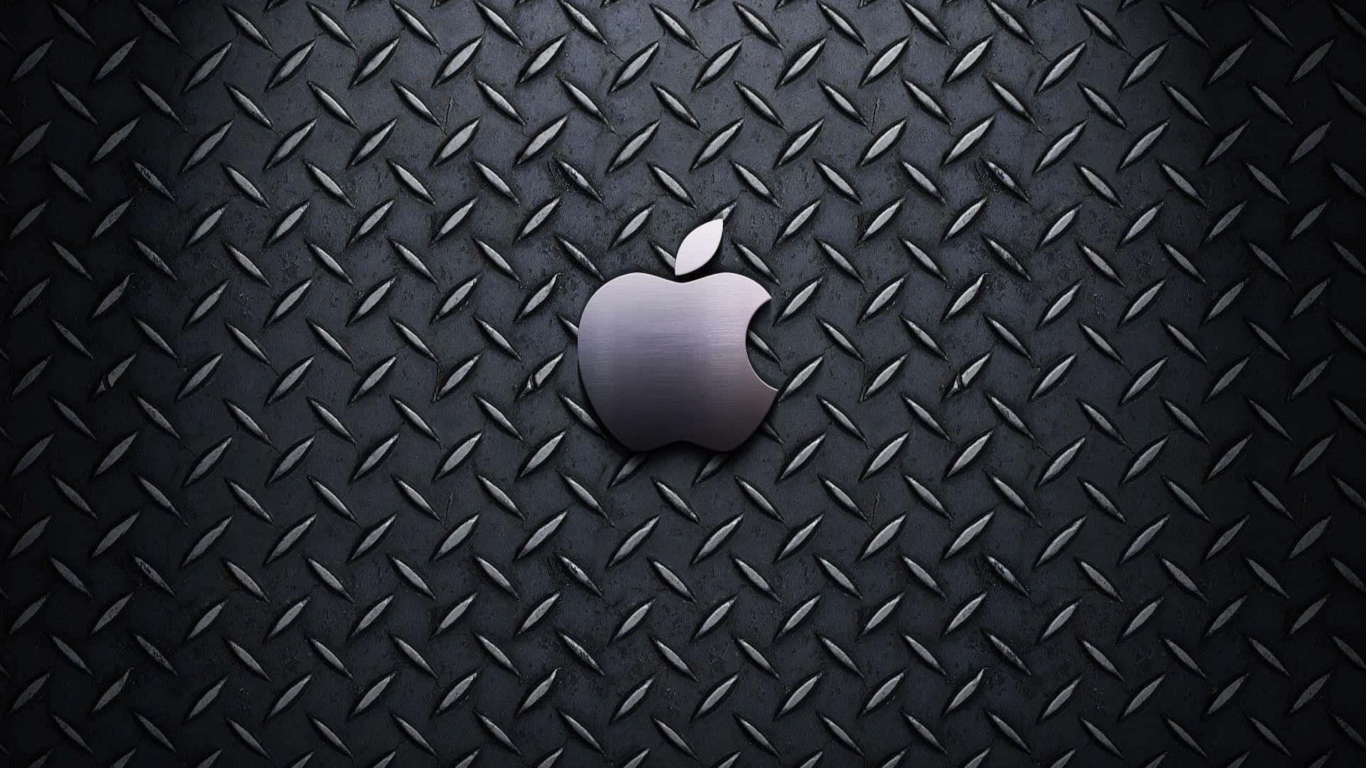 金屬質感 桌布 壁紙 — 一個時尚的銀色Apple標誌居中放置在深色紋理菱形金屬板表面上。